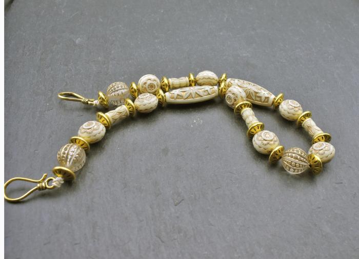 Edle Fibelkette im Wikinger Stil in beige und gold
