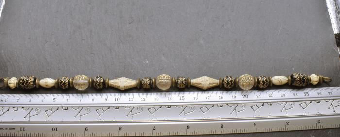 Maße der Fibelkette im Wikinger Stil in schwarz und beige
