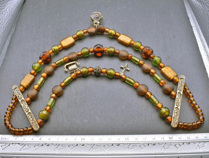 Maße der Königliches Gotland Fibelketten-Set in braun und grün
