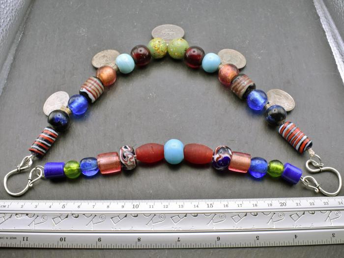 Maße der Wikinger Fibelkette mit alten orientalischen Münzen und bunten Glasperlen