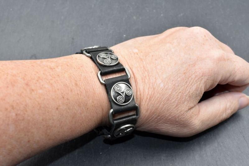 Triskelen Armband aus Leder in schwarz und silber am Handgelenk